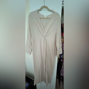 H&M knot detail dress in light beige. Worn very few times. Super flattering!